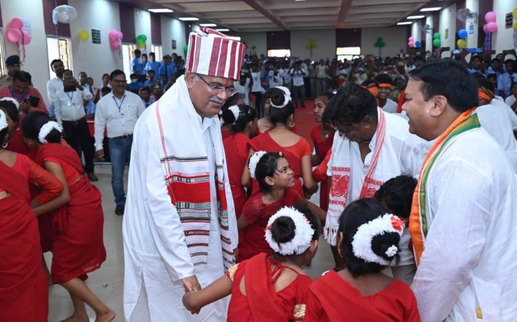 स्वामी आत्मानंद हिंदी माध्यम उत्कृष्ट विद्यालय बनने से पुराना वैभव लौट आया- मुख्यमंत्री बघेल