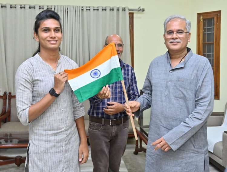 रायपुर : मुख्यमंत्री श्री बघेल द्वारा प्रदत्त राष्ट्रीय ध्वज तिरंगा को 15 अगस्त को माउंट एल्ब्रुस की चोटी पर फहराएंगी छत्तीसगढ़ की पर्वतारोही सुश्री अंकिता गुप्ता
