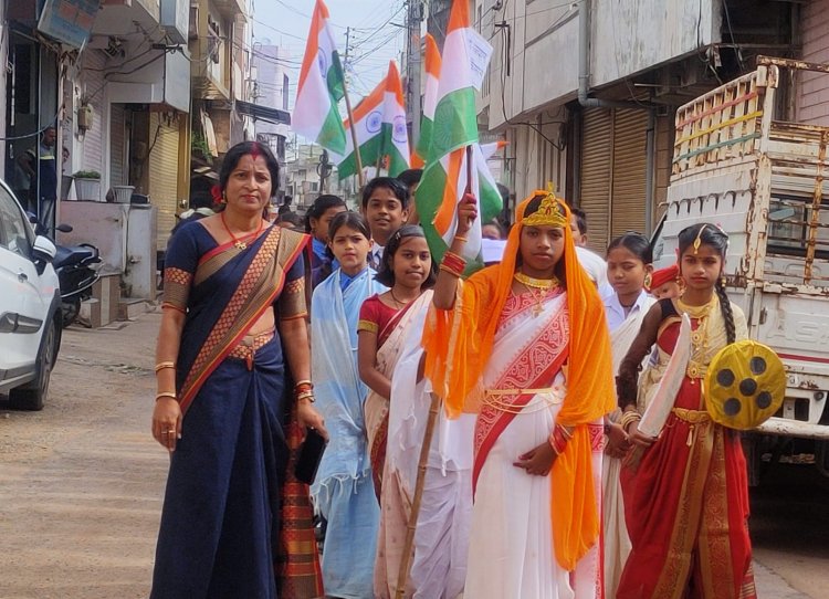 हमर तिरंगा कार्यक्रम स्वामी आत्मानंद उत्कृष्ट हिंदी माध्यम विद्यालय महासमुंद मे इसी कार्यक्रम के अंतर्गत शाला मे बच्चों के बीच पोस्टर, रंगोली प्रतियोगिता स्वतंत्रता संग्राम सेनानियों की वेशभूषा में प्रभात फेरी निकाली गई,