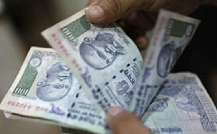 डॉलर के मुकाबले 82.33 पर पहुंचा भारतीय रुपया नए रसातल में