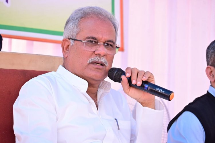 मुख्यमंत्री भूपेश बघेल अंबागढ़ चौकी में प्रेस वार्ता को संबोधित कर रहे हैं