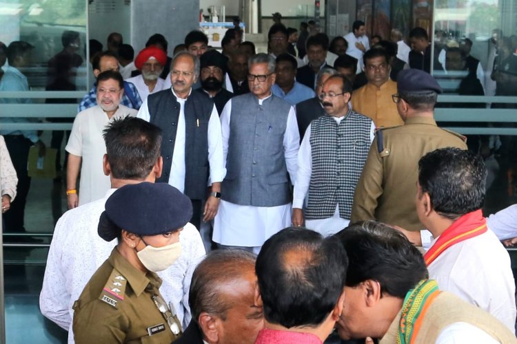 भाजपा, छत्तीसगढ़ के प्रदेश प्रभारी ओम माथुर का रायपुर में हुआ भव्य स्वागत ओम माथुर के साथ मौजूद रहे बृजमोहन अग्रवाल, कार्यकर्ताओं से कराया परिचय ओम माथुर के साथ हुई बैठक में भी शामिल हुए पूर्व मंत्री बृजमोहन अग्रवाल
