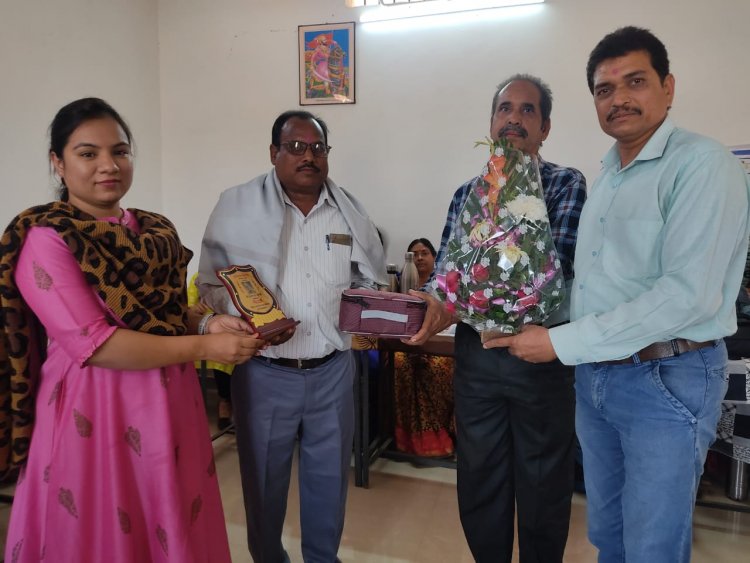 संकुल स्तरीय अभिनंदन समारोह सम्पन्न शिक्षिका झरना वर्मा को श्रेष्ठ शिक्षक खिताब से नवाजा गया पदोन्नत ,स्थानांतरित शिक्षकों का किया गया अभिनंदन