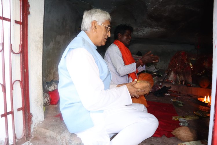 *विधान सभा अध्यक्ष चरणदास महंत , स्वास्थ्य मंत्री टी.एस. सिंहदेव व लोक निर्माण मंत्री ताम्रध्वज साहू ने मयाली में मधेश्वर महादेव के किए दर्शन*
