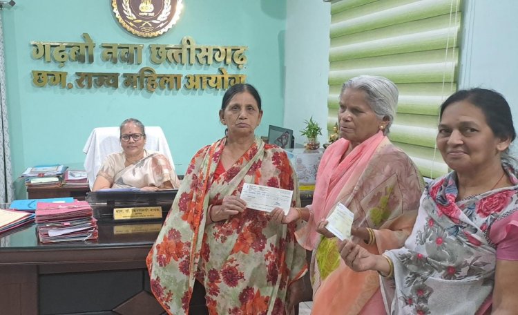 एम्स के सफाई कर्मी को निकाला ठेकेदार ने, आयोग ने उपस्थित होकर स्पष्टीकरण देने के लिए कंपनी मालिक को भेजा नोटिस। वृद्धा आवेदिका को आयोग ने दिलाया उसके अधिकार का पैसा। भाभियों ने दिया 75-75 हजार रुपए का चेक, चेक के भुगतान हो जाने के बाद आयोग कर देगा प्रकरण नस्तीबध्द।