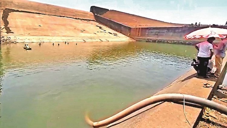 सरकार का बड़ा एक्शन, जलाशय में गिरे मोबाइल ढूंढवाने वाला फ़ूड इंस्पेक्टर निलंबित...