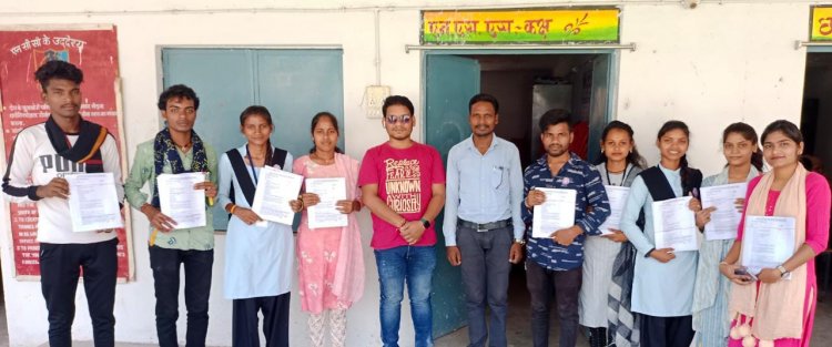 लाल चक्रधर शाह महाविद्यालय अंबागढ़ चौकी के राष्ट्रीय सेवा योजना के स्वयंसेवियों द्वारा औपचारिक शिक्षा या नियमित रोजगार में नही रहने वाले युवाओ का किया सर्वेक्षण