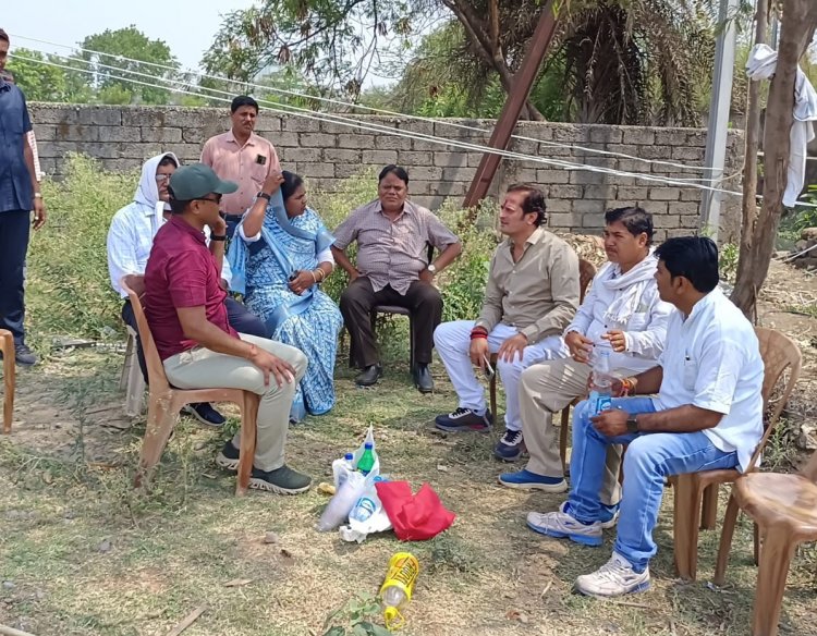 मुख्यमंत्री अधोसंरचना विकास योजना के तहत् 18.00 लाख रूपये के स्वीकृत विद्युतीकरण कार्य को नौटप्पा में खड़े होकर विधायक विकास उपाध्याय ने कराया
