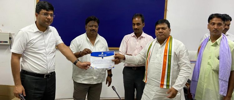 बोर्ड परीक्षा के 13 टॉपर्स विद्यार्थियों को लैपटॉप एवं 77 प्राचार्यों को प्रशस्ति पत्र देकर किया गया सम्मानित