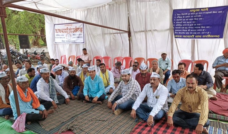 हड़ताल पर बैठे राजस्व पटवारियों को आम आदमी पार्टी का समर्थन