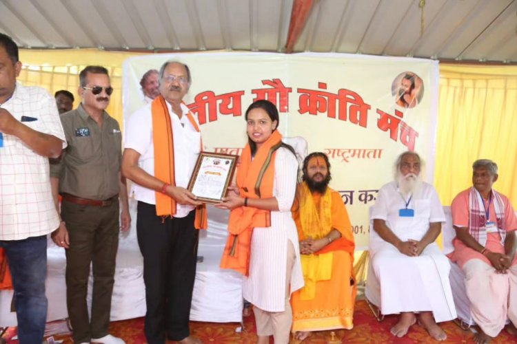 गौमाता की पीड़ा हरने वालों को बृजमोहन ने किया सम्मानित