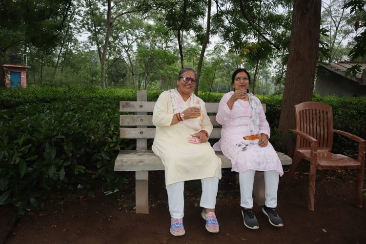 *छत्तीसगढ़ राज्य महिला आयोग की अध्यक्ष डॉ. किरणमयी नायक जशपुर के सारूडीह चाय बागान पहुंची। चाय की खेती से जुड़े हितग्राहियों से चर्चा करके खेती के लाभ के संबंध में जानकारी ली हितग्राहियों द्वारा बनाए गए ग्रीन टी का भी चुस्की लिया।