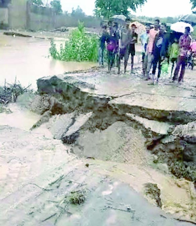 छत्तीसगढ़ राज्य बह गई सड़क, 18 गांवों का टूटा संपर्क