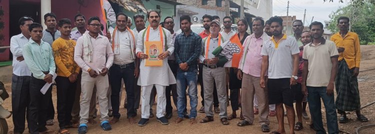 डा. चौलेश्वर चन्द्राकर जैजैपुर विधानसभा बूथ क्रमांक 187 हरेठीकला में बूथ कमेटी की बैठक लेकर भूपेश सरकार के जनकल्याण कारी योजनाओ को घरों तक पहुंचाने की आहवान किया