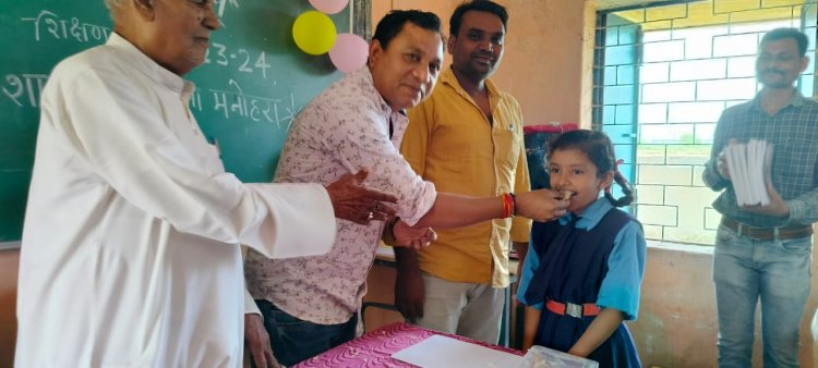 मुंह मीठा कराकर कराया शाला प्रवेश