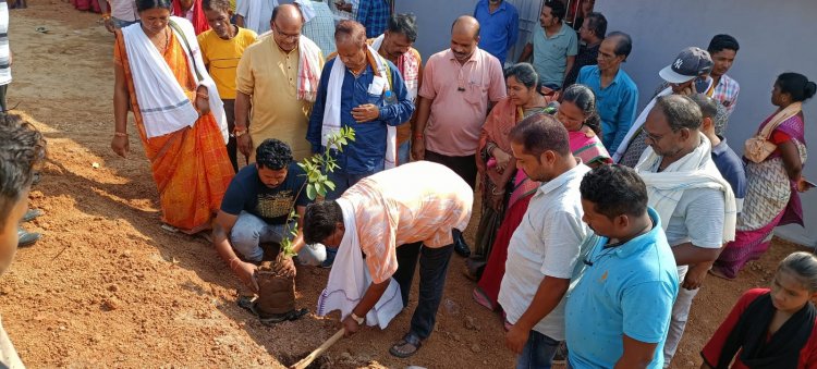 संसदीय सचिव यू. डी. मिंज ने नवनिर्मित सामुदायिक भवन का किया लोकार्पण एवं वृक्षारोपण