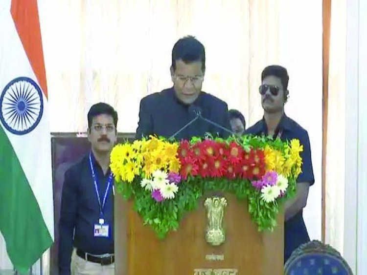 मंत्री बने मोहन मरकाम को राज्यपाल ने दिलाई शपथ