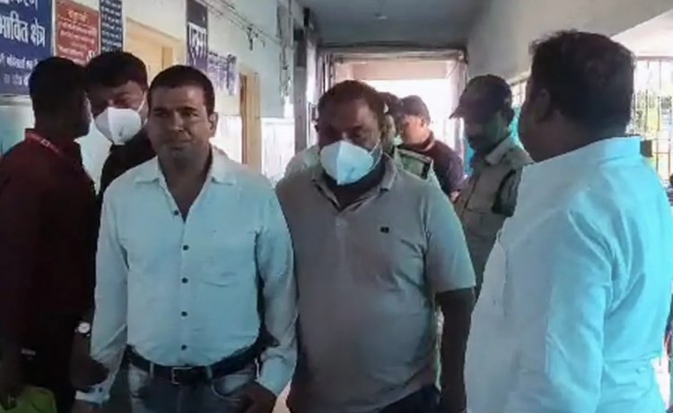 मध्यप्रदेश में अधिकारी ने ली 5000 रुपये घूस, सामने दिखी पुलिस तो निगल लिया पैसे
