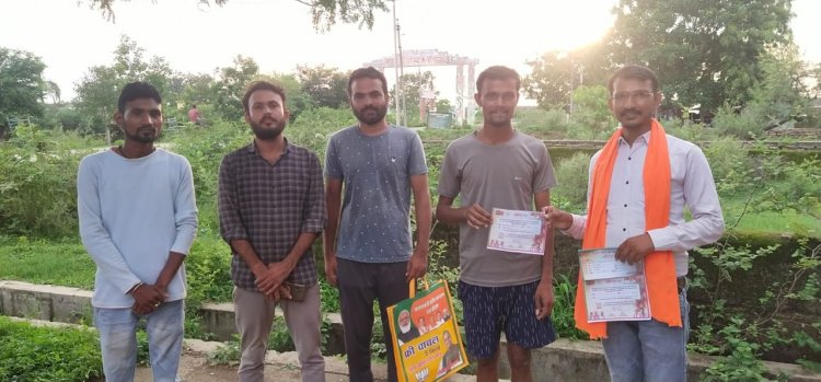 नव मतदाता से सम्पर्क कर केंद्र सरकार के जनकल्याणकारी योजनाओं की जानकारी देते भाजयुमो कार्यकर्ता।।