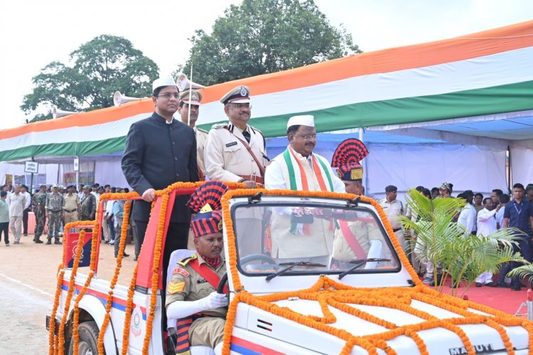 संसदीय सचिव यू.डी.मिंज ने राष्ट्रीय ध्वज फहराया और परेड की सलामी ली जिला मुख्यालय में हर्षाेल्लास से मनाया गया 77 वां स्वतंत्रता दिवस समारोह