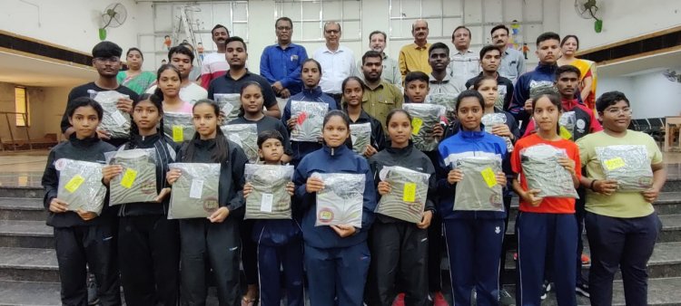 30 सदस्यीय छ ग थाई बॉक्सिंग दल भुनेश्वर रवाना। रवानगी के पूर्व सभी खिलाड़ियों / अधिकारियों को टी शर्ट का वितरण किया। 14वीं राष्ट्रीय थाई बॉक्सिंग चैंपियनशिप, 25-27 अगस्त 2023, भुनेश्वर (उड़ीसा) रायपुर के 16 सदस्यों में 13 सदस्य श्री गुजराती स्कूल से। अम्बिकापुर (सरगुजा) के 09 में से 06 सदस्य ओरिएण्टल पब्लिक स्कूल से। दुर्ग से 03 खिलाड़ी सहित 04 सदस्य भाग लेंगे।