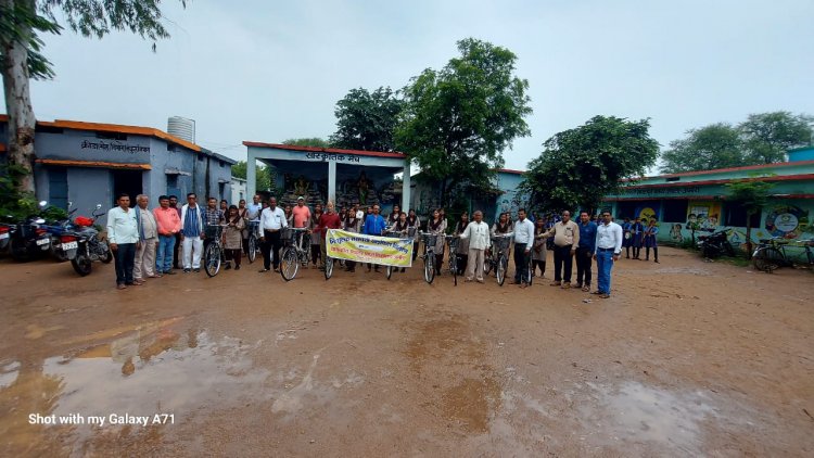 अमोरा स्कुल में सरस्वती सायकल वितरण