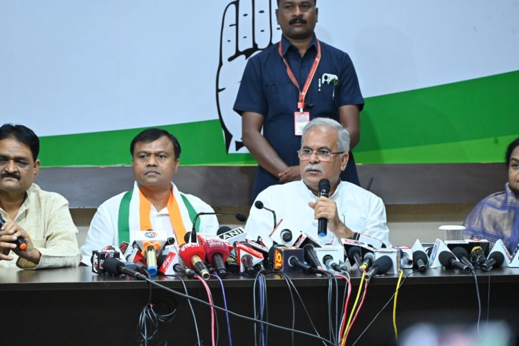 मुख्यमंत्री भूपेश बघेल एवं पीसीसी अध्यक्ष दीपक बैज की पत्रकार वार्ता धान, रेल, पीएससी सब पर प्रधानमंत्री ने गलत बयानी किया हम नगरनार संयंत्र के निजीकरण का विरोध करेंगे बस्तर में एम्स खोला जाये- भूपेश बघेल