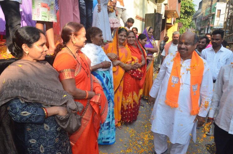 पुरंदर मिश्रा बोले- रामायण और महाभारत हमारा इतिहास, अंग्रेजियत से बचना चाहिए - जोरा और पंडरी क्षेत्र में आयोजित शस्त्र पूजन और पथ संचलन कार्यक्रम में शामिल हुए रायपुर उत्तर विधानसभा क्षेत्र के भाजपा प्रत्याशी - राजा तालाब इलाके में पहुंचकर मां दुर्गा प्रतिमा की विसर्जन पूजा की
