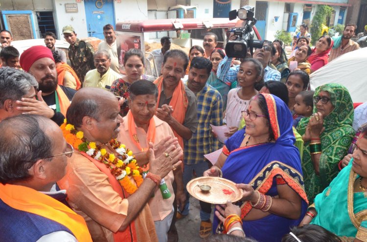 रायपुर उत्तर विधानसभा क्षेत्र के भाजपा प्रत्याशी पुरंदर मिश्रा ने शनिवार को सैकड़ों भाजपा कार्यकर्ताओं और समर्थकों के साथ भाजपा मंडल शंकर व तेलीबांधा क्षेत्र के गुरुद्वारा रोड में धुआंधार दौरा