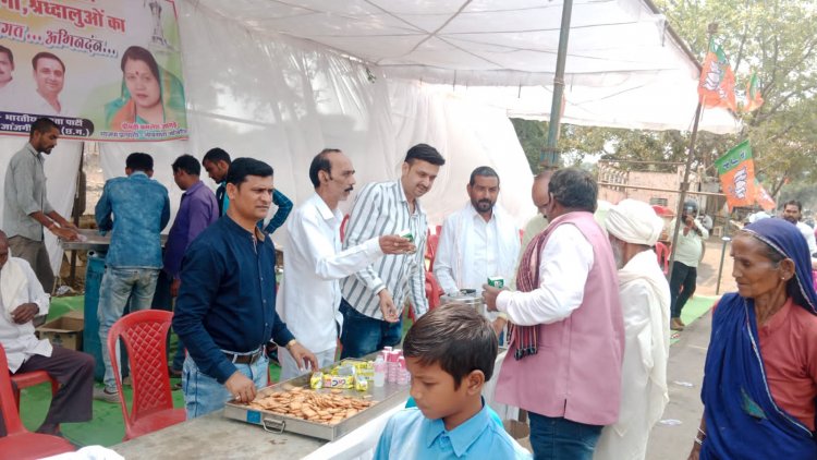 बाबा गुरुघासीदास दर्शन पर जा रहे श्रद्धालुओं के लिए कैलासगढ़ में गिरौदपुरी दर्शन श्रद्धालुओं के जलपान की बेवस्था किया गया।