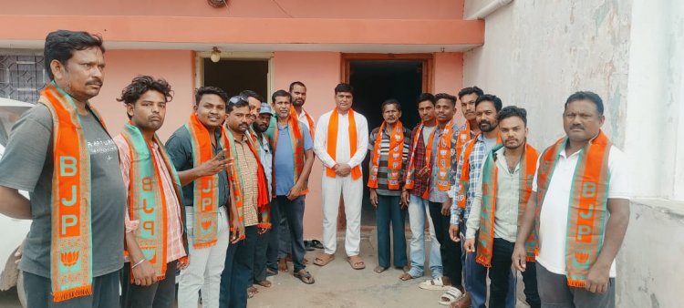 भाजपा मण्डल कोमाखान प्रभारी नवीन पटेल ने विधायक के नजदीकी व यादव समाज के अध्यक्ष सहित अन्य कांग्रेसियों को कराया भाजपा प्रवेश