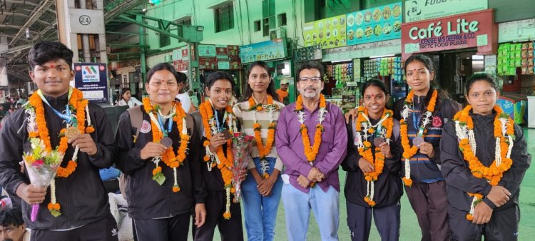 रायपुर लौटे म्यू थाई दल का स्टेशन में शानदार स्वागत। राष्ट्रीय म्यू थाई चैंपियनशिप में छ ग का शानदार प्रदर्शन। छ ग म्यू थाई टीम ने जीते 06 स्वर्ण, 04 रजत, 12 काँस्य और 04 सांत्वना काँस्य सहित कुल 26 पदक।