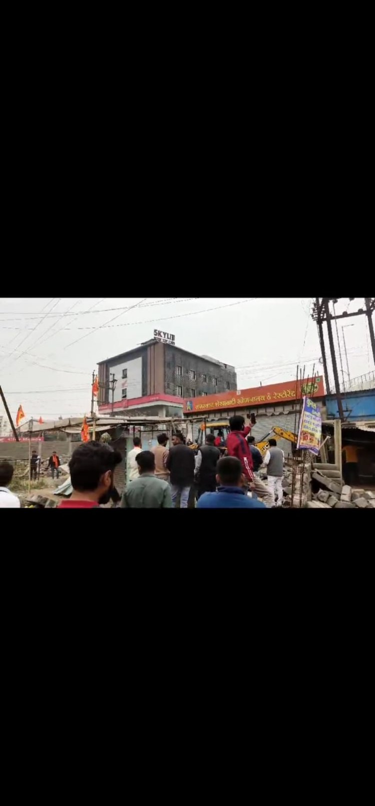 उच्च न्यायालय के आदेश की अवहेलना जबरन तोड़ा गया गरीब का आशियाना न्याय का गुहार लगाता फिर रहा गरीब सरकार से न्याय की मांग