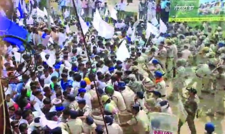 कलेक्ट्रेट का घेराव कर किया उग्र प्रदर्शन, कलेक्ट्रेट परिसर में खड़ी बाइक और चारपहिया वाहनों में लगा दी आग