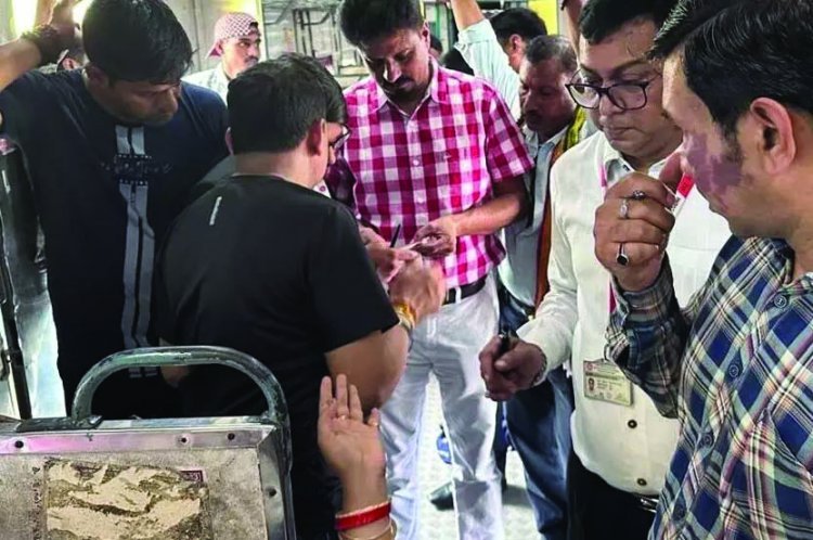 ट्रैन में बेटिकट यात्रा करते पकड़े गए 294 यात्री, वसूला गया लाखों का जुर्माना