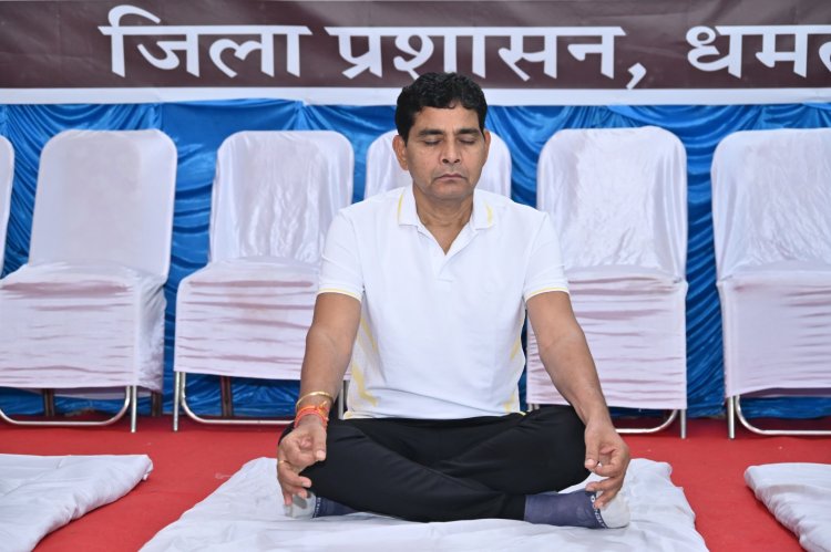 प्रभारी मंत्री श्री टंकराम वर्मा अंतर्राष्ट्रीय योग दिवस के अवसर पर आयोजित जिला स्तरीय सामूहिक योगाभ्यास में हुए शामिल मंत्री श्री वर्मा के साथ गणमान्य नागरिकों एवं अधिकारियों ने किया योगाभ्यास