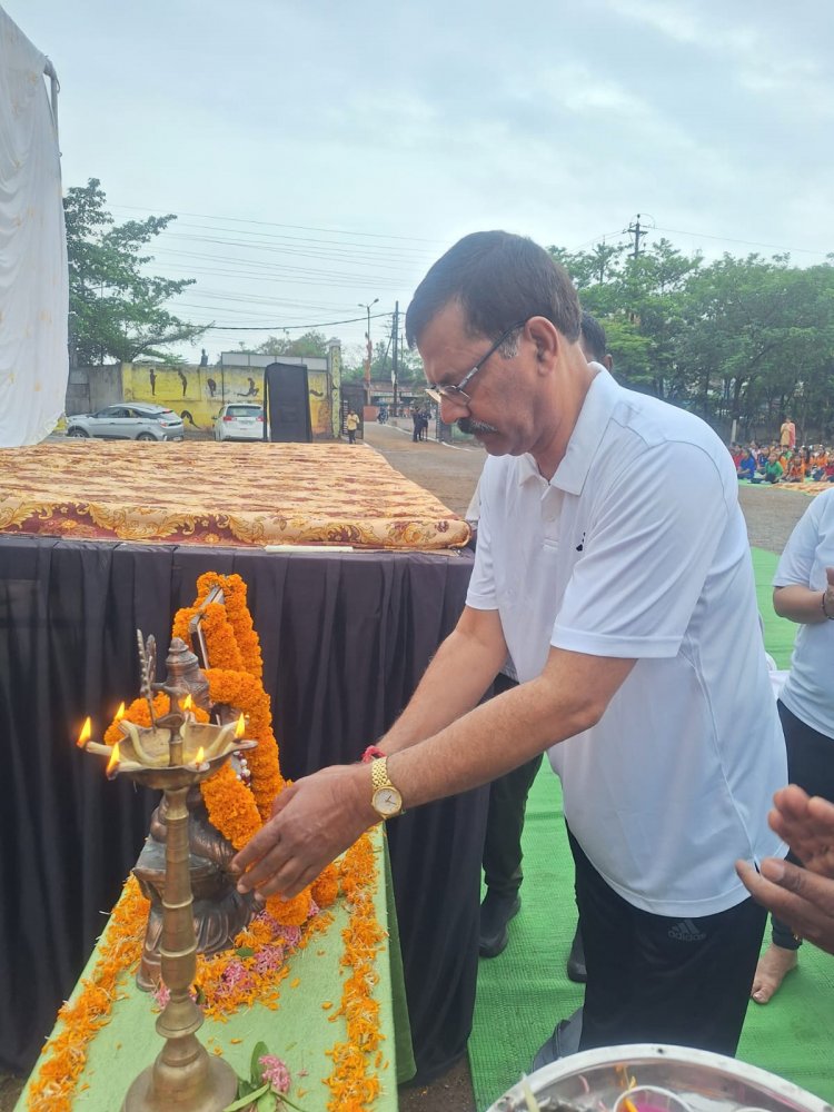 अंतर्राष्ट्रीय योग दिवस' के अवसर पर बीरगांव मण्डल के आडवाणी स्कूल बीरगांव में आयोजित 'योगाभ्यास समारोह कार्यक्रम' में सम्मिलित होकर योग किया।