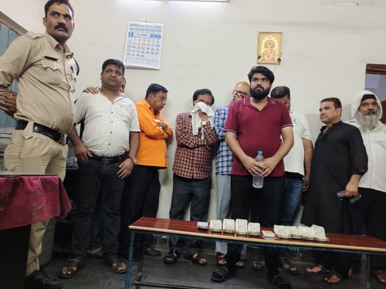 होटल में सजी थी जुआरियों की महफ़िल, पुलिस की रेड में 12 गिरफ्तार...