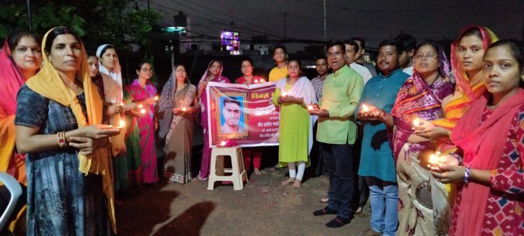 अक्षत विहार बोरियाखुर्द हनुमान मंदिर के पास आज शाम ऋषि साहू फैन्स क्लब के सभी सदस्य के द्वारा शहीद भारत साहू को श्रद्धांजलि अर्पित