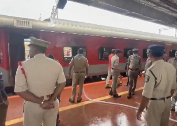 स्टेशन में खड़ी कोरबा एक्सप्रेस में लगी आग...