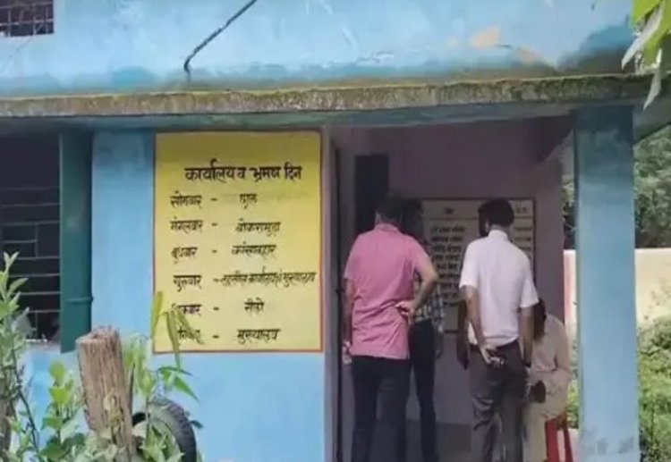 रायगढ़ पटवारी को 20 हजार रिश्वत लेते ACB ने रंगे हाथों पकड़ा
