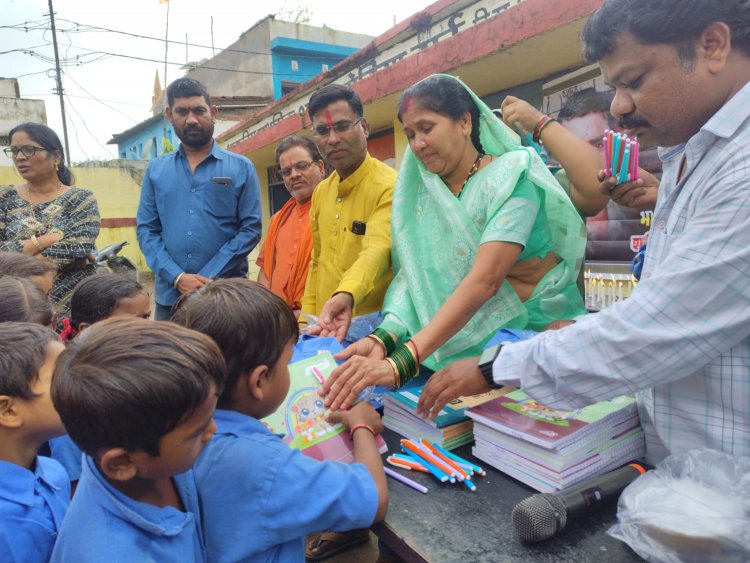 बोरियाखुर्द प्रायमरी स्कूल में शहीद भरत लाल साहू को श्रद्धांजलि अर्पित कर बच्चो को यूनिफॉर्म कॉपी पेन वितरण किया गया