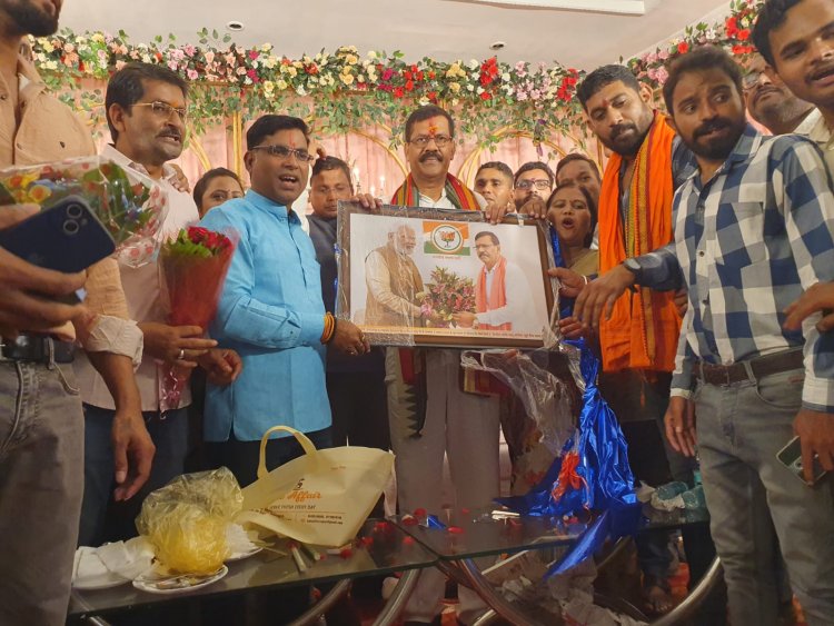 ग्रामीण विधायक श्री मोतीलाल साहू जी का जन्मदिन कार्यक्रम वीआईपी रोड स्थित श्री रामस्वरूप निरजंन दास सभा भवन में धूमधाम से मनाया गया