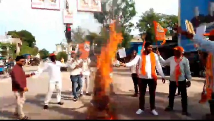 बांग्लादेश में हिंदुत्व के ऊपर हो रही अत्याचार को लेकर शिव सेना जिला उपाध्यक्ष बलौदा बाजार भाटापारा हीरामणी यदु के नेतृत्व में पुतला फूंक कर जताया विरोध।