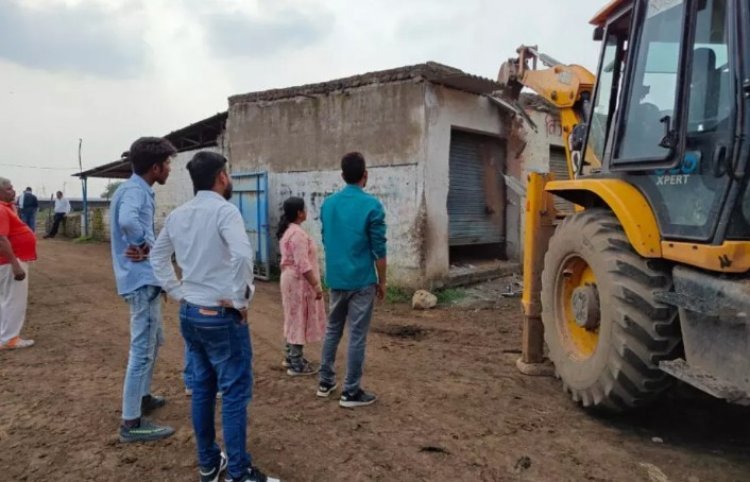 रायपुर अवैध कब्जे पर चला निगम का बुलडोजर, लगाया 50 हजार का फाइन