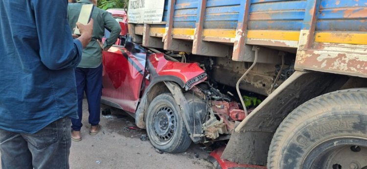 सड़क किनार खड़ी ट्रक में जा घुसी तेज रफ्तार कार, दो गंभीर