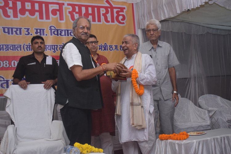 सांसद बृजमोहन अग्रवाल ने भूतपूर्व छात्रों और शिक्षकों को किया सम्मानित विद्यार्थियों में शिक्षा के साथ चरित्र निर्माण पर ध्यान दें शिक्षक: बृजमोहन अग्रवाल