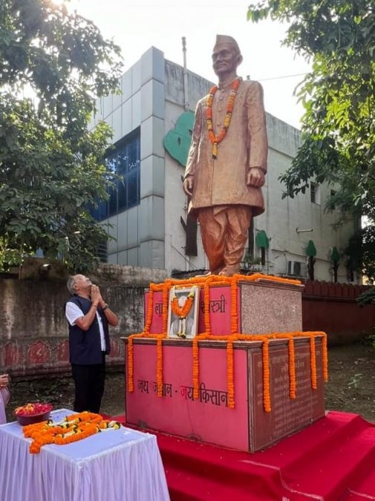 गांधी और शास्त्री जयंती पर आयोजित विभिन्न कार्यक्रमों में शामिल हुए सांसद बृजमोहन सांसद बृजमोहन ने किया श्रमदान, जनता को दिलाई स्वच्छता की शपथ