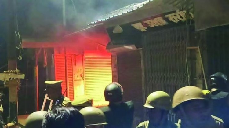 Uttar Pradesh महराजगंज विसर्जन जुलूस में पत्थरबाजी के बाद व्यक्ति की गोली मारकर हत्या, देर रात तक प्रदर्शन और जगह-जगह आगजनी, थाना इंचार्ज और चौकी प्रभारी निलंबित