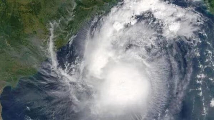 देश-विदेश तूफान का दहशत: ओडिशा-बंगाल में स्कूलें बंद, 150 से अधिक ट्रेने भी रद्द